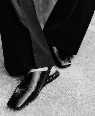 Asymmetrische Leder-Mules