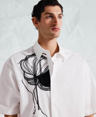 Camisa relaxed fit bordada con flecos