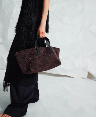 Horizontale Tragetasche Mica mit Raffia-Struktur