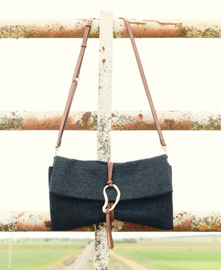 Clutch textura rafia pieza met&aacute;lica