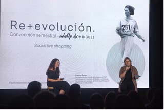 En la imagen, dos profesionales de Adolfo Dom&iacute;nguez durante una reuni&oacute;n de trabajo con la plantilla. Imagen Punto GA / M. Riopa