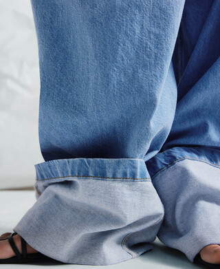 Weite Hosen mit &Uuml;berkreuz-Schnitt aus Baumwoll-Denim