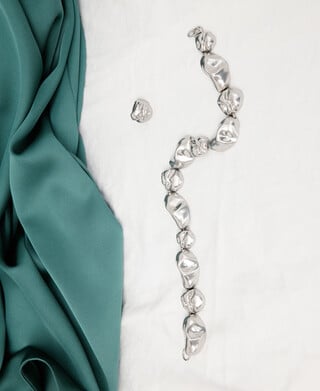 Collar piezas met&aacute;licas forma org&aacute;nica