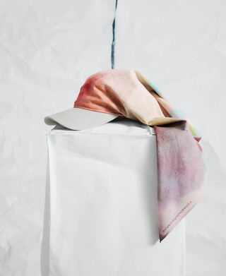 Kappe mit Tie-Dye-Tuch