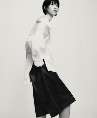 Chemise asym&eacute;trique d&eacute;structur&eacute;e pour femme