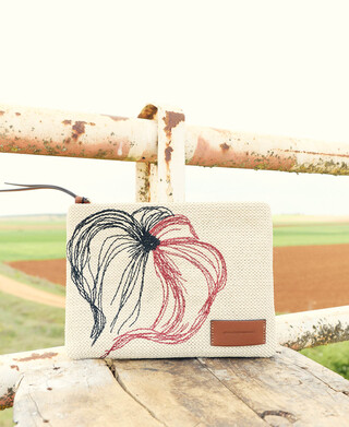 Clutch textura rafia bordado