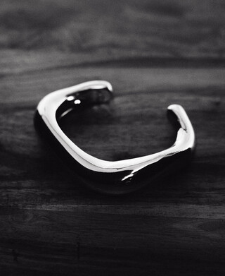 Brazalete met&aacute;lico irregular