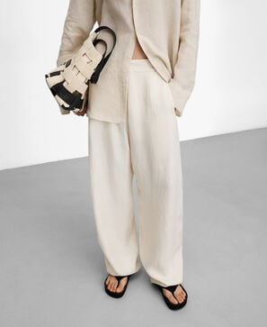 Flowing trousers with forward seam