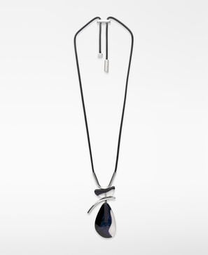 Necklace with movable resin pieces