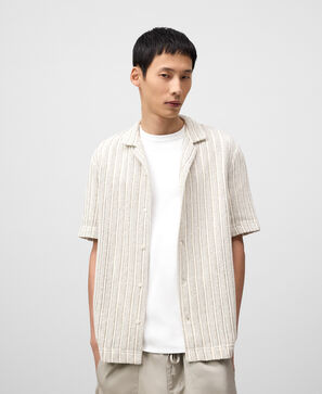 Camisa estructura cuello bowling hombre