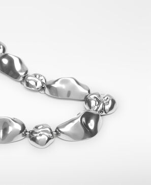 Collar piezas met&aacute;licas forma org&aacute;nica