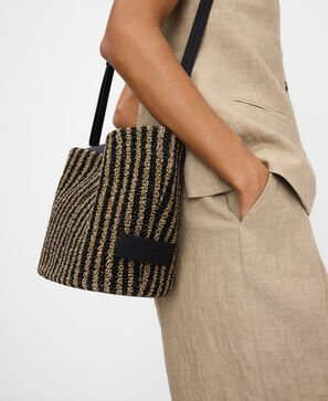 Bolso mediano textura rafia rayas