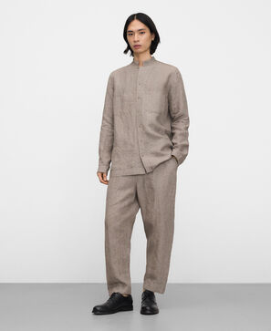 Camisa com gola mao e bolsos em linho europeu