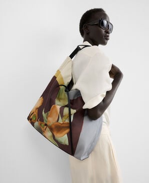 Ori&oacute;n nylon printed maxi hobo bag