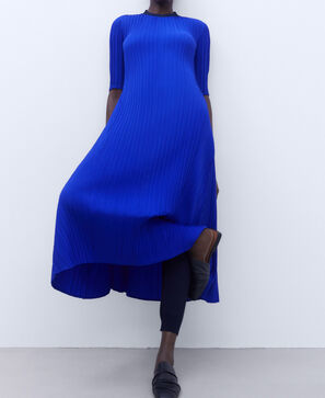 Vestidos y Monos de Mujer | Primavera-Verano 23 | Adolfo Domínguez Vestidos y Monos de Mujer | Primavera-Verano 23 | Adolfo Domínguez