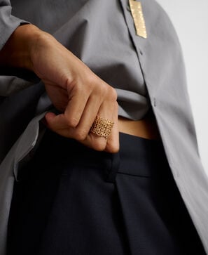 Anillo entramado met&aacute;lico