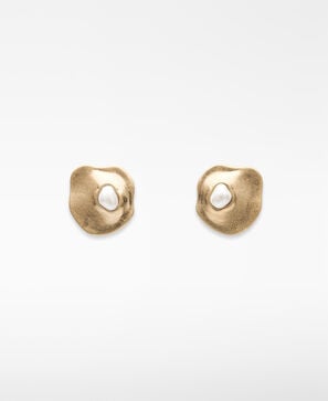 Metal earrings with pearl woman