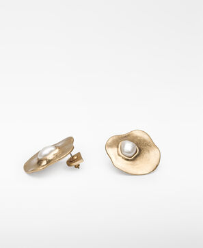Metal earrings with pearl woman