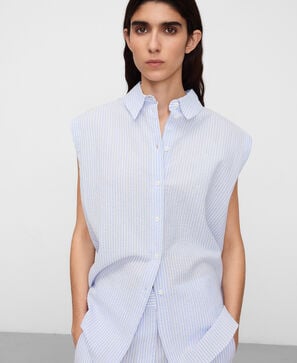 Seersucker striped armhole sleeve shirt