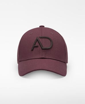 Embroidered logo cap man