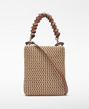 Bolso plano textura rafia