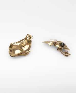Metal earrings with pearl woman