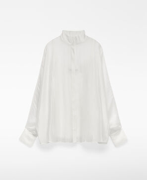 オーバーサイズのシアーシャツ