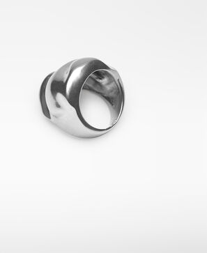 Organic-shaped metal ring