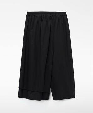 Asymmetrische Bermudashorts mit &Uuml;berlagerung