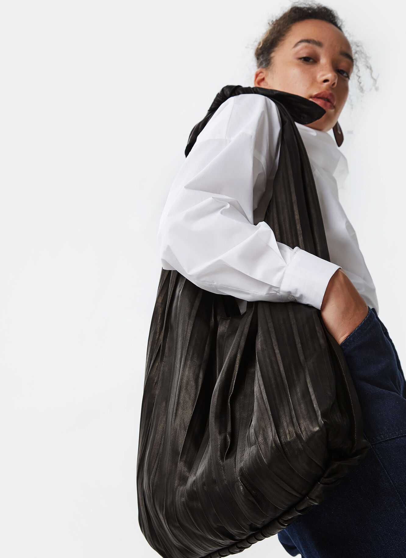 Maxi hobo bag in pleated leather