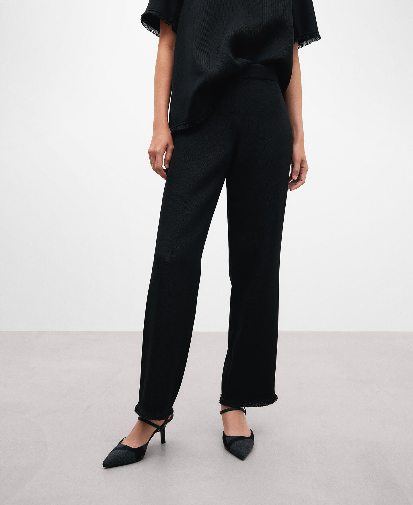 Pantalon flecos hotsell negro