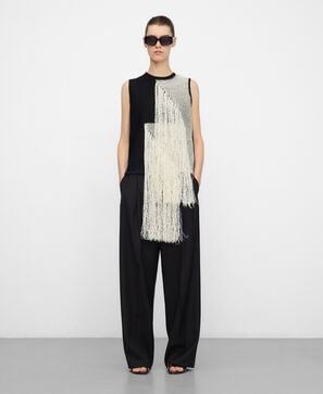 Top punto intarsia flecos