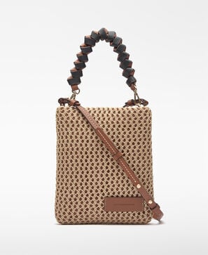 Bolso plano textura rafia