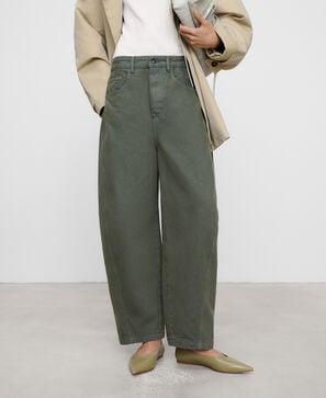 Cal&ccedil;a de algod&atilde;o jeans com ajuste em barril,