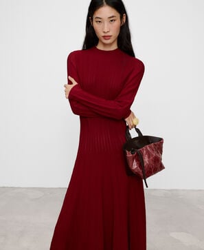 Vestido de malha plissada com gola perkins