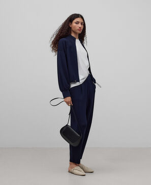 Pantal&oacute;n pinzas punto azul marino mujer