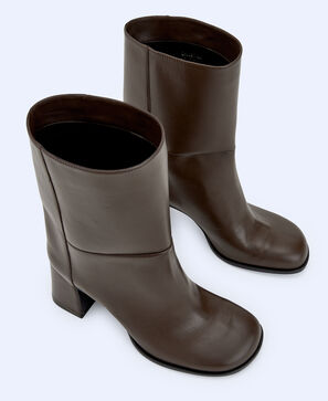 Wide collar leather boot