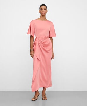 Vestido longo de cetim com corte lateral