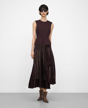 Vestido falda capa bordada