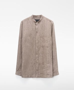 Camisa com gola mao e bolsos em linho europeu