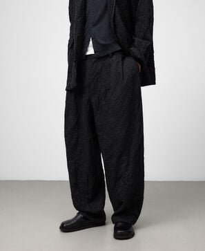 Pantalón efecto arrugado hombre
