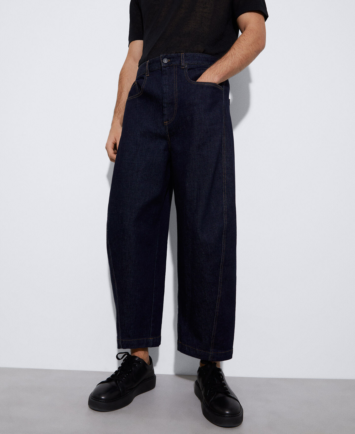 Banana silhouette ankle jeans | AD UK