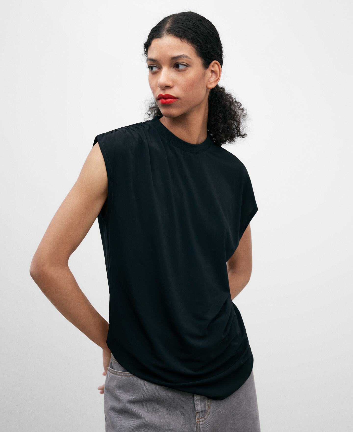 Camiseta negra asim trica para mujer AD Espa a