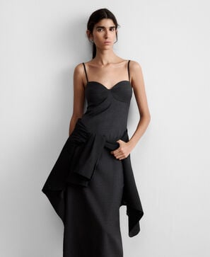 Robe ajust&eacute;e sur mesure avec d&eacute;collet&eacute; en c&oelig;ur