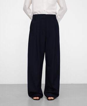 Cal&ccedil;as plissadas com corte largo