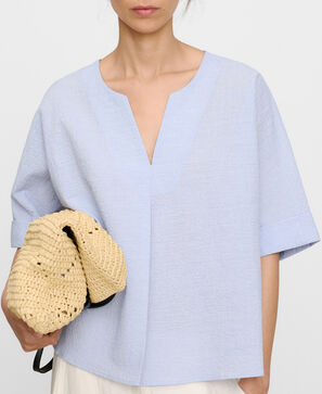 Blusa com decote em V em algod&atilde;o seersucker