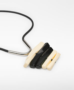 Collier &agrave; &eacute;l&eacute;ments mobiles bicolore en r&eacute;sine