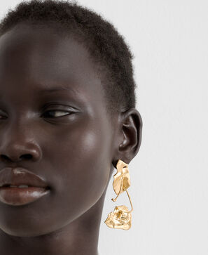 Pendientes met&aacute;licos flor