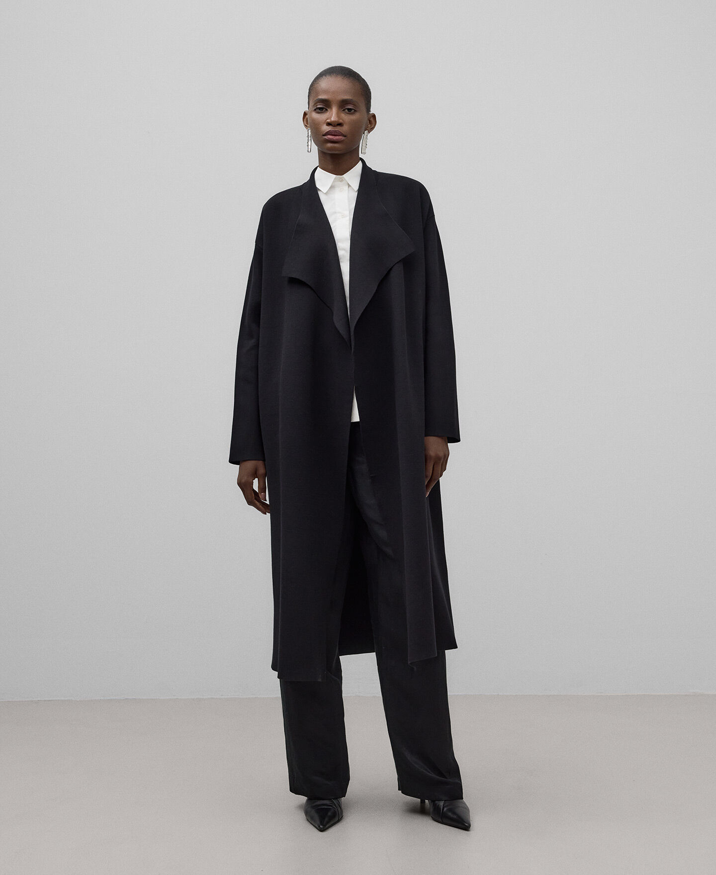 黒い婦人用ニットコート