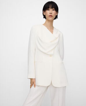 Blazer entallada gesto delantero